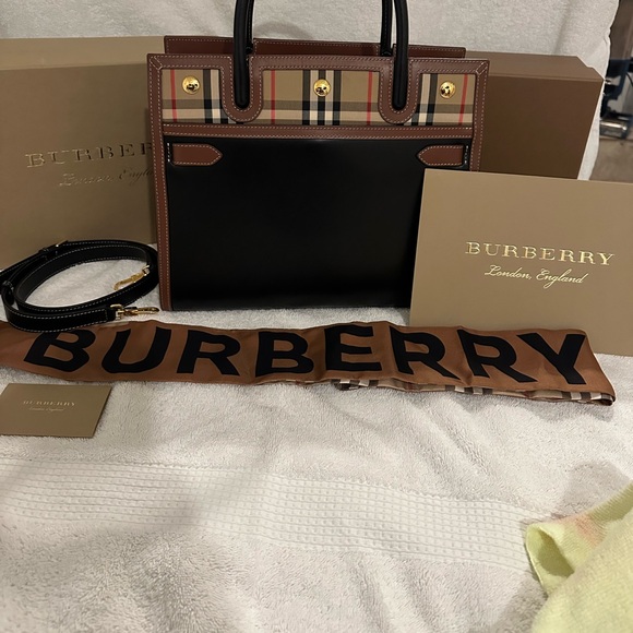 NWT Burberry scarf signature print - Picture 5 of 7